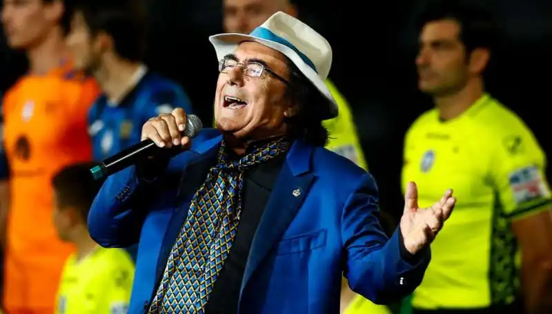 al bano canta l'inno di mameli prima della finale di coppa italia 5