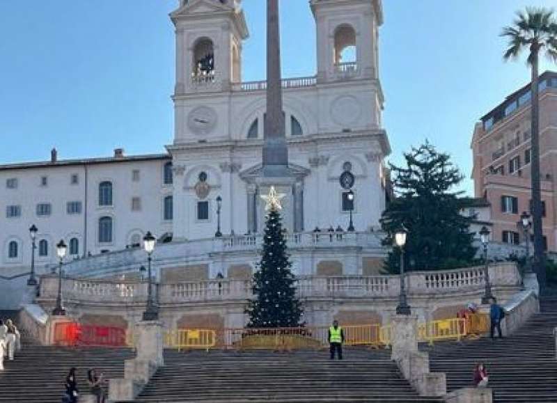 ALBERO D NATALE A PIAZZA DI SPAGNA A MAGGIO