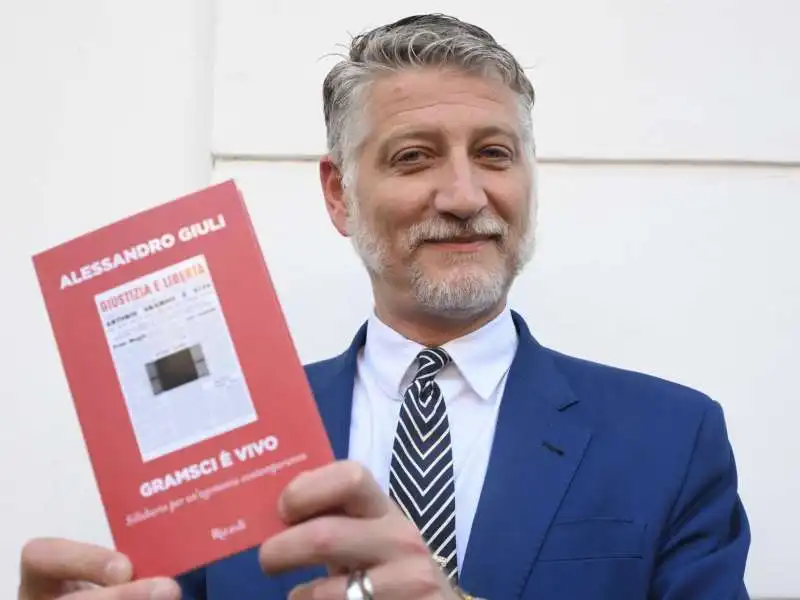 alessandro giuli con il suo libro gramsci e' vivo  