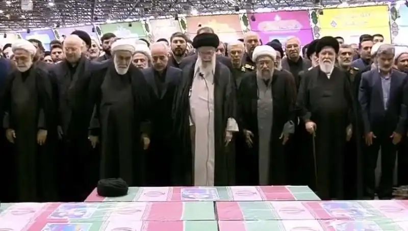 ali khamenei prega per raisi   1