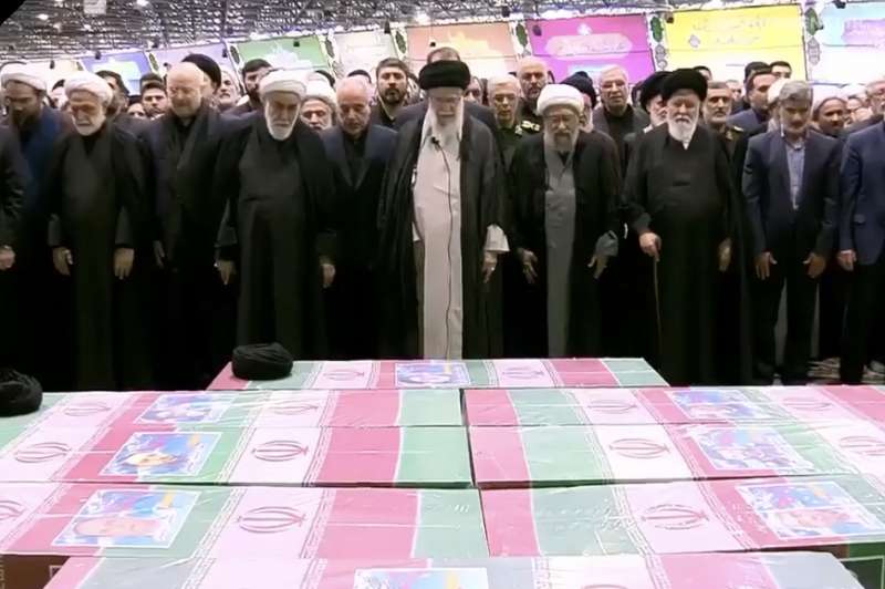 ali khamenei prega per raisi 2