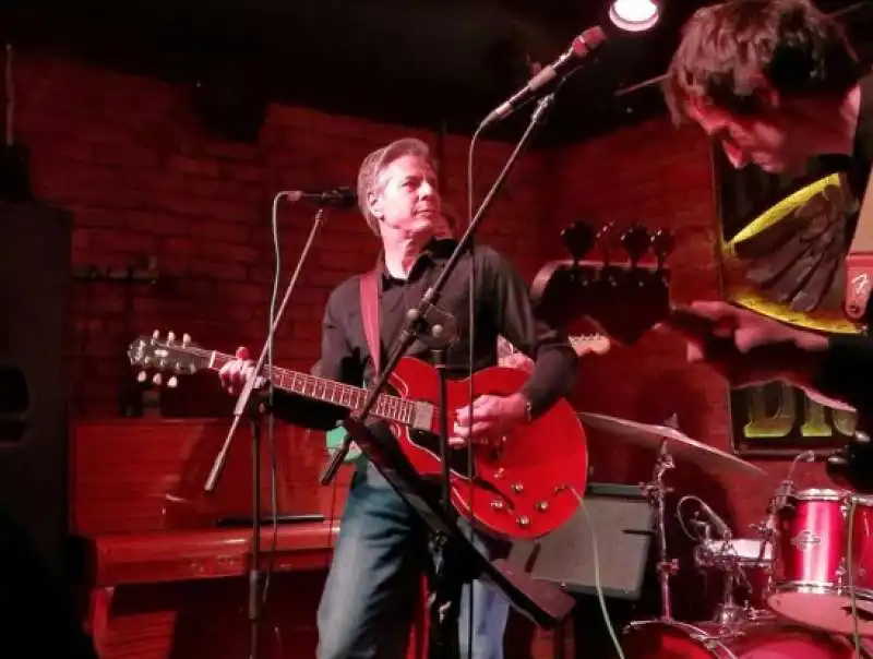 ANTONY BLINKEN SUONA LA CHITARRA IN UN PUB DI KIEV 