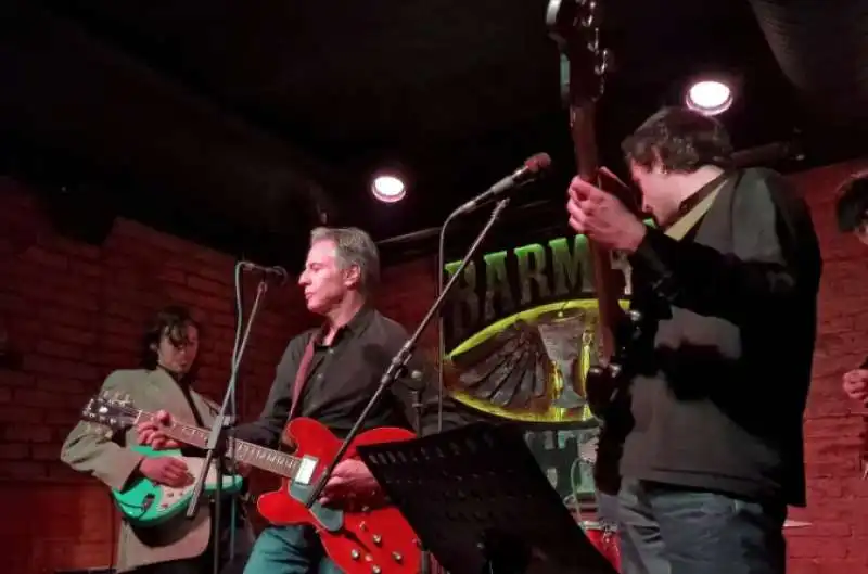 ANTONY BLINKEN SUONA LA CHITARRA IN UN PUB DI KIEV