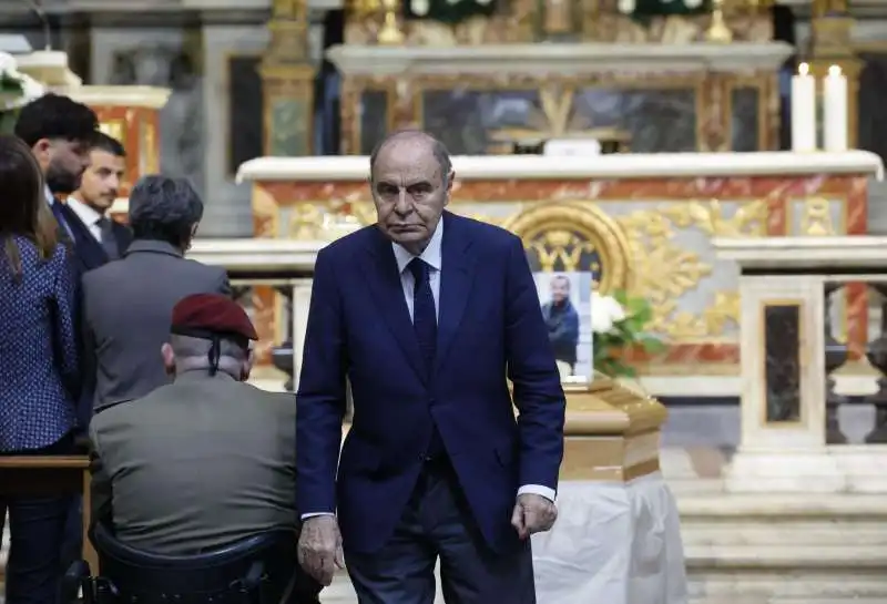 bruno vespa   al funerale di franco di mare   