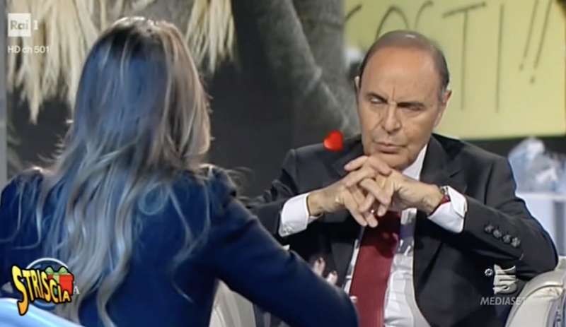 bruno vespa fa il marpione con maria elena boschi striscia la notizia 3