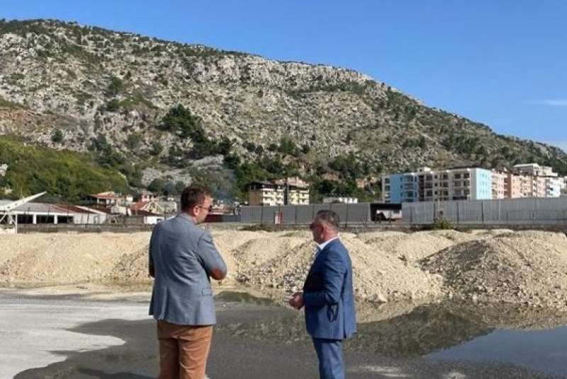 cantiere costruzione centro migranti albania