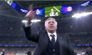 CARLO ANCELOTTI CANTA L'INNO DEL REAL