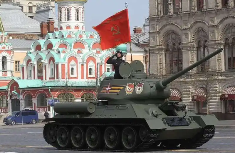 carro armato sovietico t 24 alla parata della vittoria 