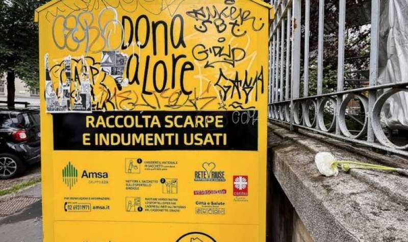 CASSONETTO PER LA RACCOLTA DEGLI ABITI USATI