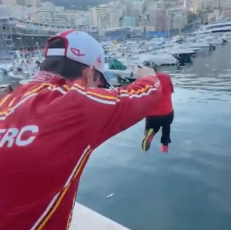 charles leclerc spinge in acqua frederic vasseur 3