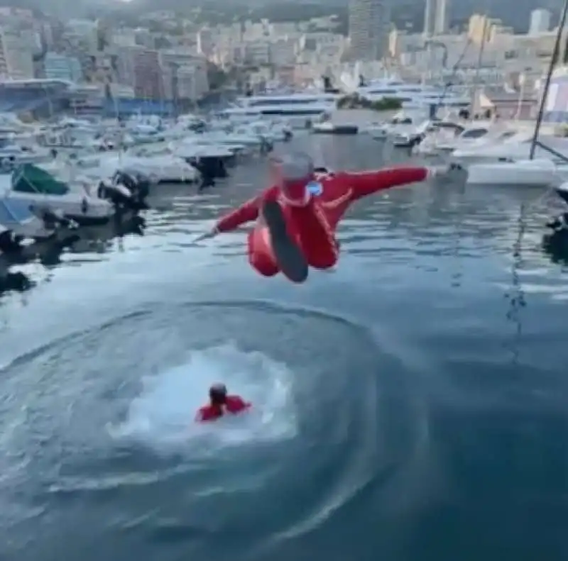 charles leclerc spinge in acqua frederic vasseur 4