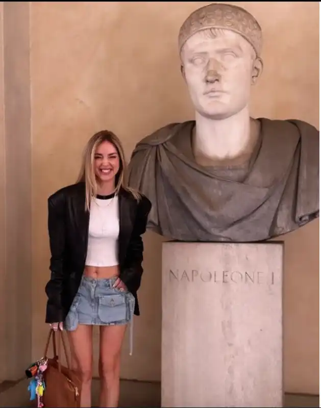 chiara ferragni e la foto vicina al busto di napoleone