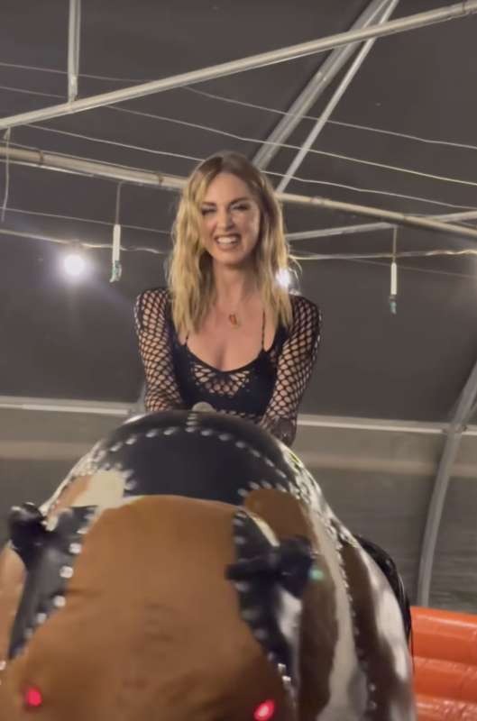 chiara ferragni monta un toro 1