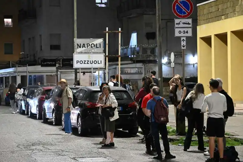 cittadini in strada a pozzuoli dopo il terremoto   1