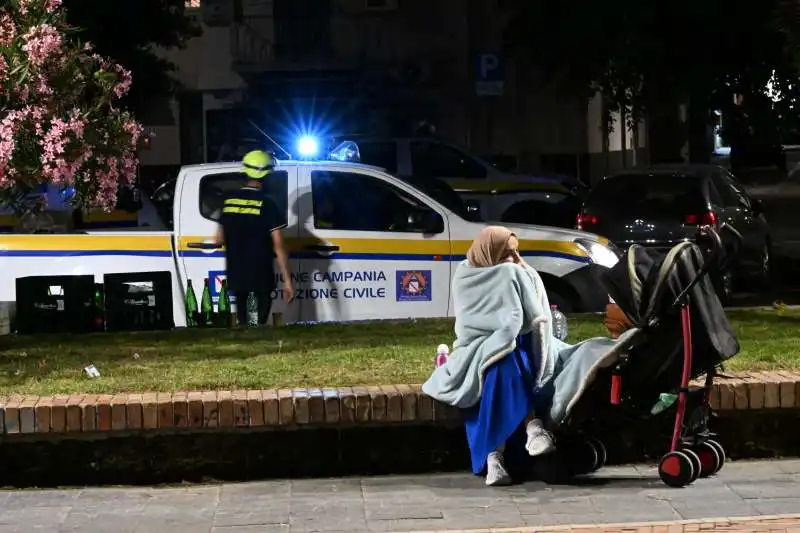 cittadini in strada a pozzuoli dopo il terremoto   14