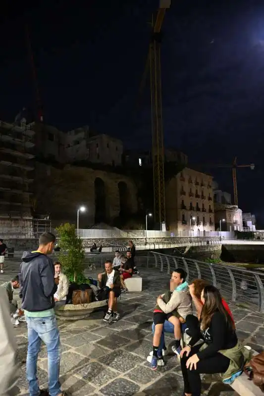 cittadini in strada a pozzuoli dopo il terremoto   6