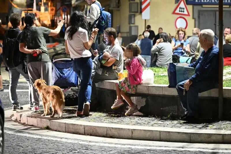 cittadini in strada a pozzuoli dopo il terremoto   7