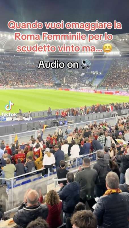 CORO DEL TIFOSO DELLA ROMA DURANTE IL GIRO DI CAMPO DELLA SQUADRA FEMMINILE. 1