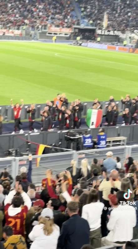 CORO DEL TIFOSO DELLA ROMA DURANTE IL GIRO DI CAMPO DELLA SQUADRA FEMMINILE. 2