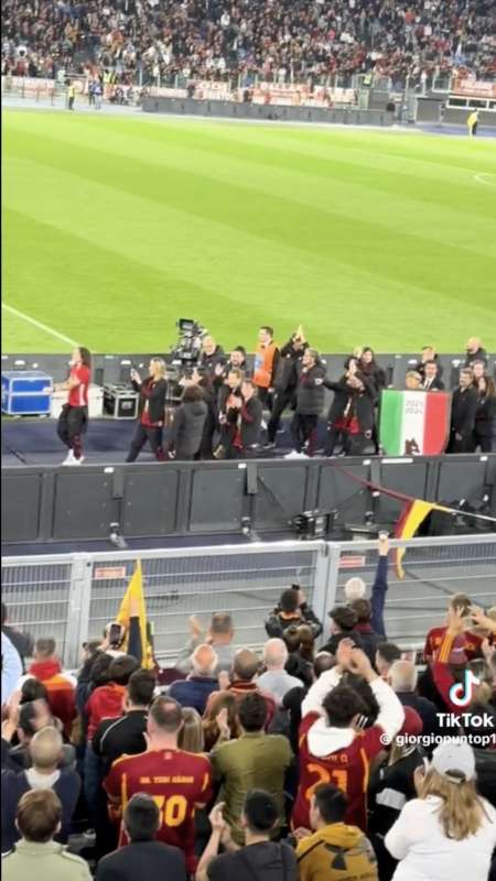 CORO DEL TIFOSO DELLA ROMA DURANTE IL GIRO DI CAMPO DELLA SQUADRA FEMMINILE. 3