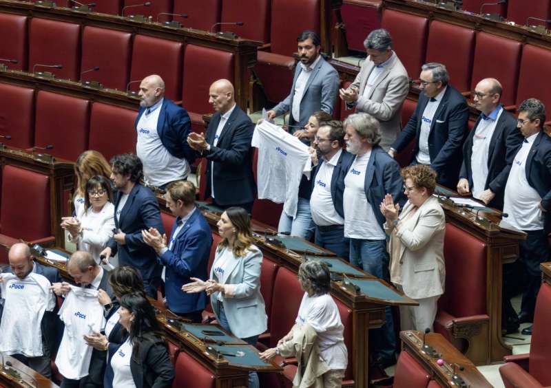 DEPUTATI DEL M5S CON LE MAGLIETTE DELLA PACE ALLA CAMERA