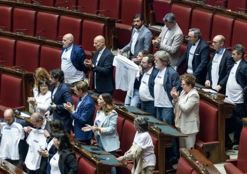 DEPUTATI DEL M5S CON LE MAGLIETTE DELLA PACE ALLA CAMERA 