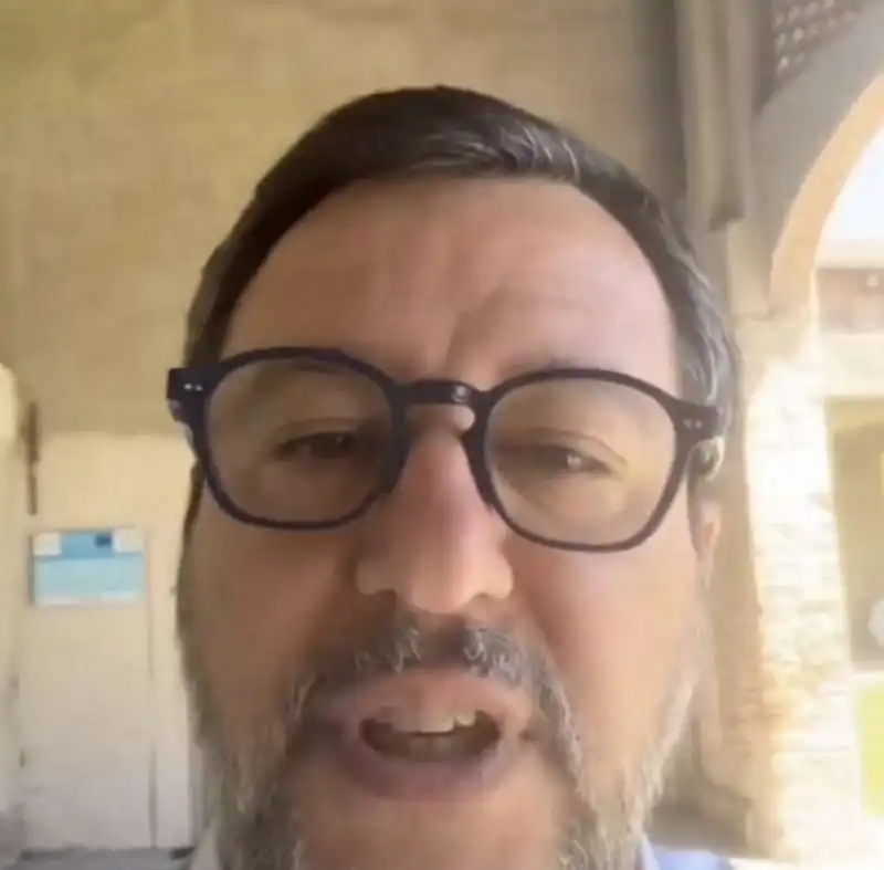 diretta social di matteo salvini interrotta da video di tatuatore 1