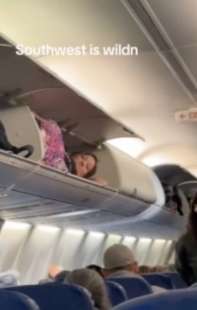 donna sdraiata nel vano bagagli su un aereo negli usa 2