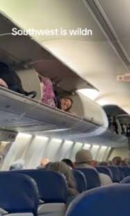 donna sdraiata nel vano bagagli su un aereo negli usa 3