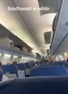 donna sdraiata nel vano bagagli su un aereo negli usa 4