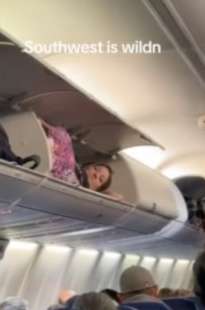 donna sdraiata nel vano bagagli su un aereo negli usa 5