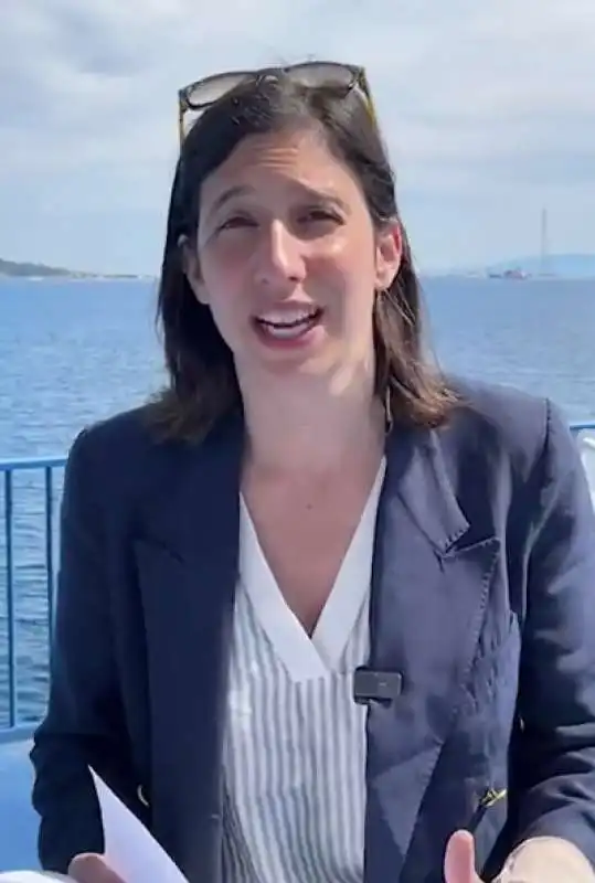 elly schlein attraversa lo stretto di messina 4