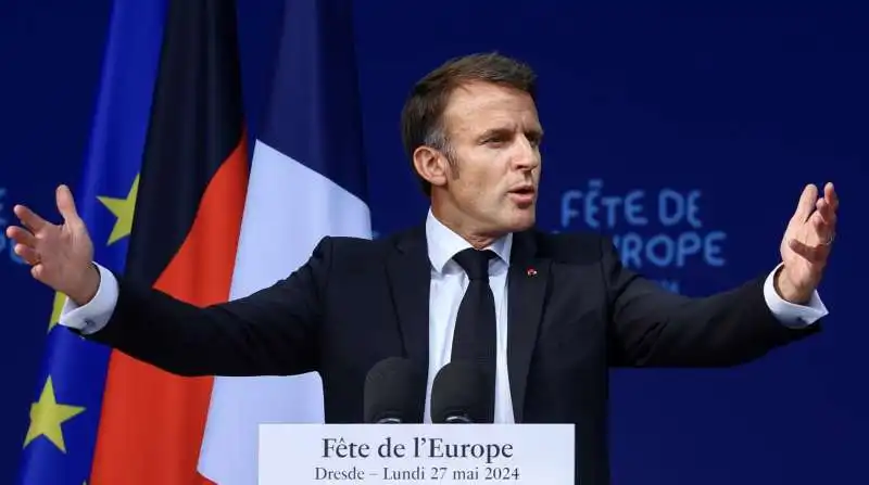 emmanuel macron a dresda       