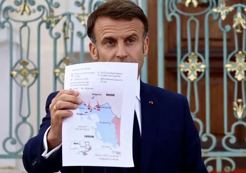 emmanuel macron con la mappa del confine tra ucraina e russia 