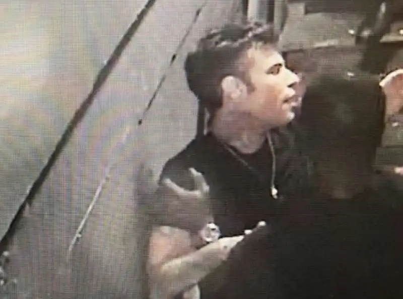 fedez allontanato dalla security del the club di milano