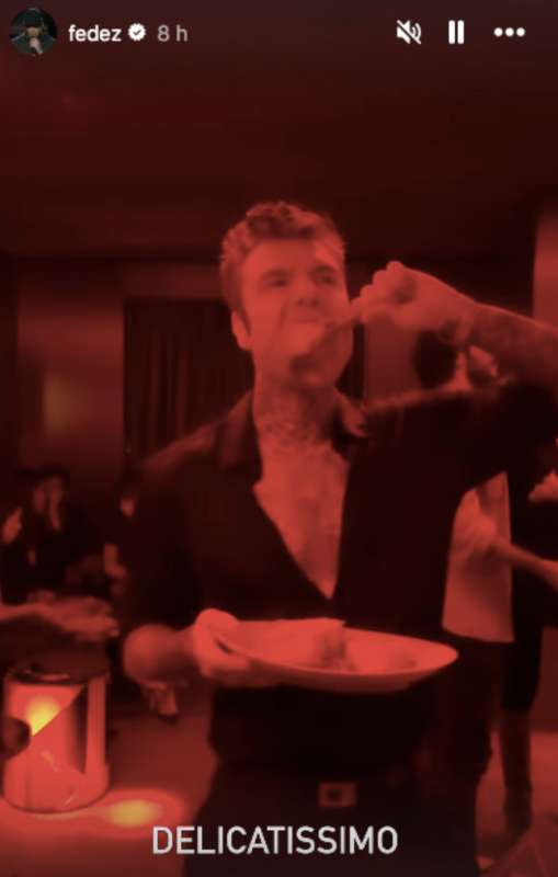 fedez mangia un pezzo di carne mentre balla