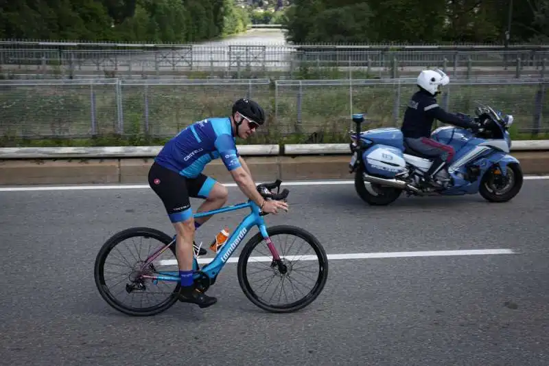 francesco lollobrigida in bicicletta