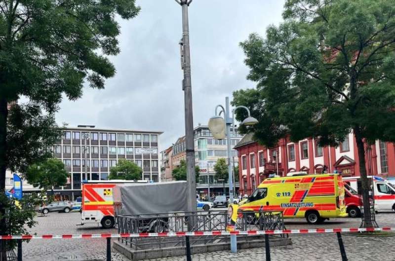 Germania - attacco con il coltello al raduno dell’estrema destra a Mannheim