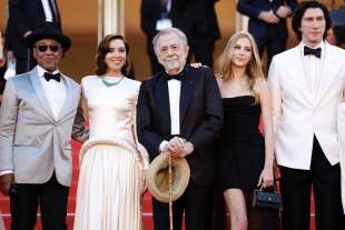 giancarlo esposito, aubrey plaza, francis ford coppola, romy croquet mars e adam driver a cannes red carpet megalopolis