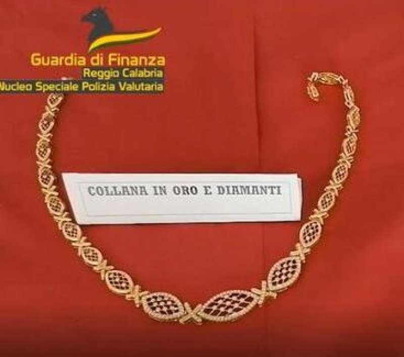 GIOIELLI SEQUESTRATI A FINTO PROMOTORE FINANZIARIO