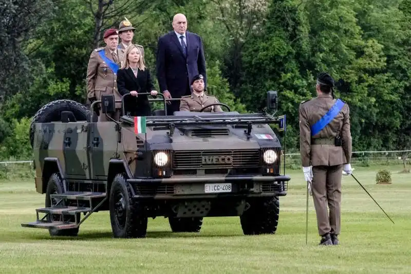 giorgia meloni con guido crosetto nella camionetta dell esercito  2 