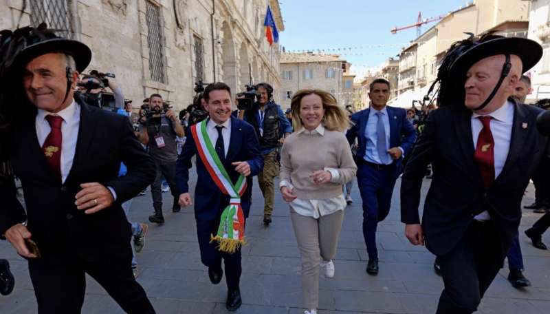 GIORGIA MELONI CORRE CON I BERSAGLIERI