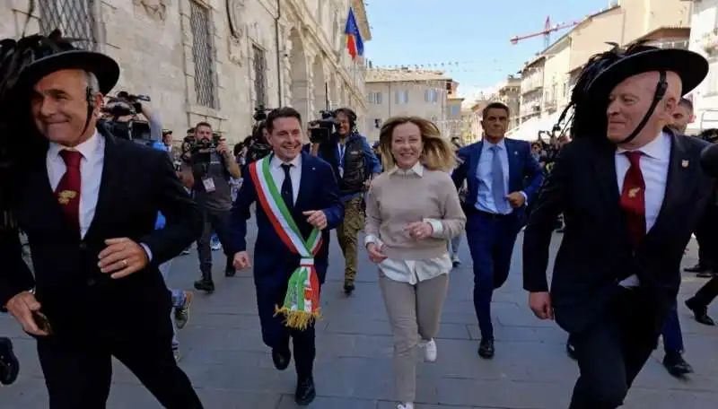 GIORGIA MELONI CORRE CON I BERSAGLIERI 