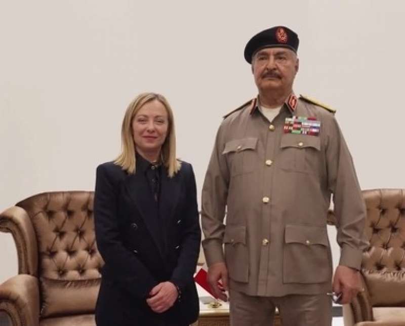 giorgia meloni e il generale khalifa haftar