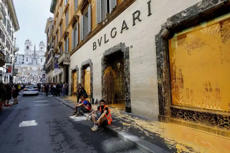 gretini imbrattano negozi in via condotti   20