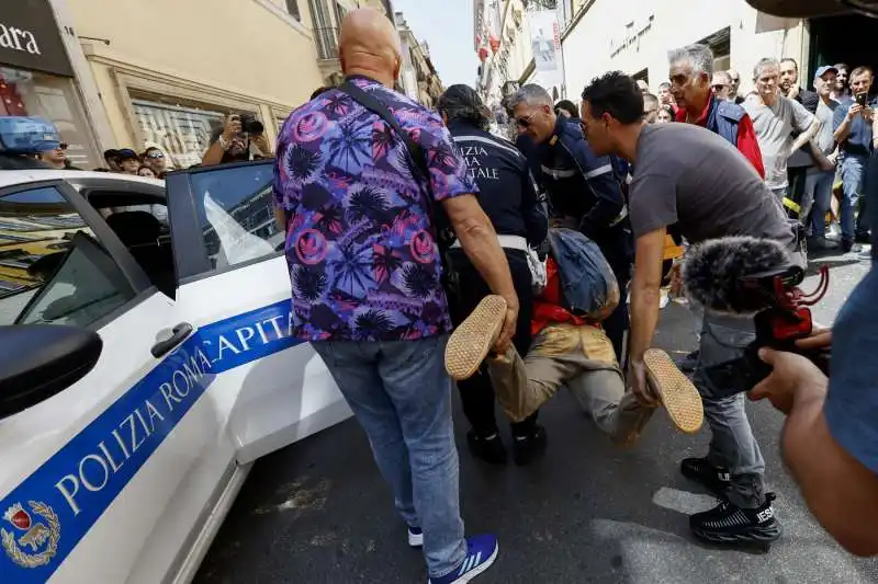 gretini imbrattano negozi in via condotti   21