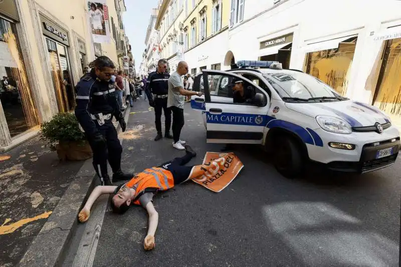 gretini imbrattano negozi in via condotti   24