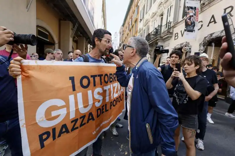 gretini imbrattano negozi in via condotti   27