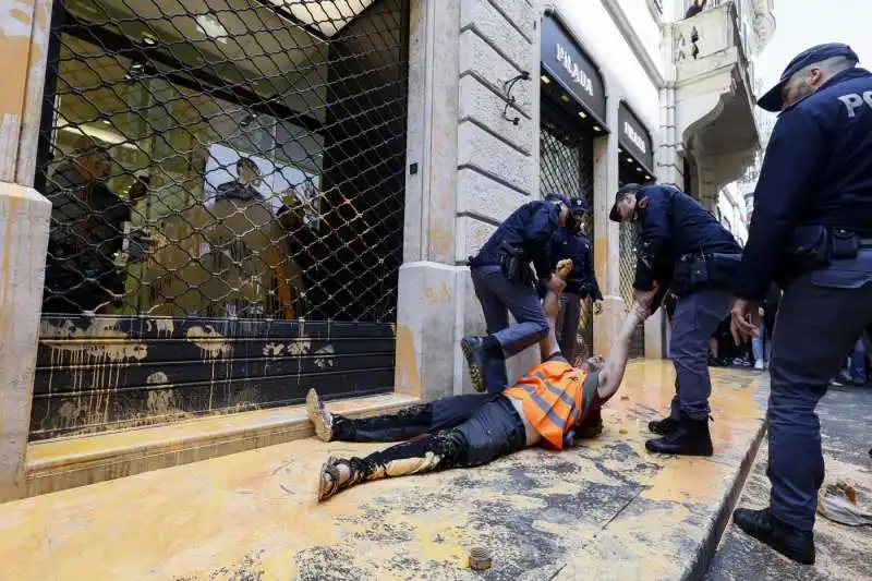 gretini imbrattano negozi in via condotti   5