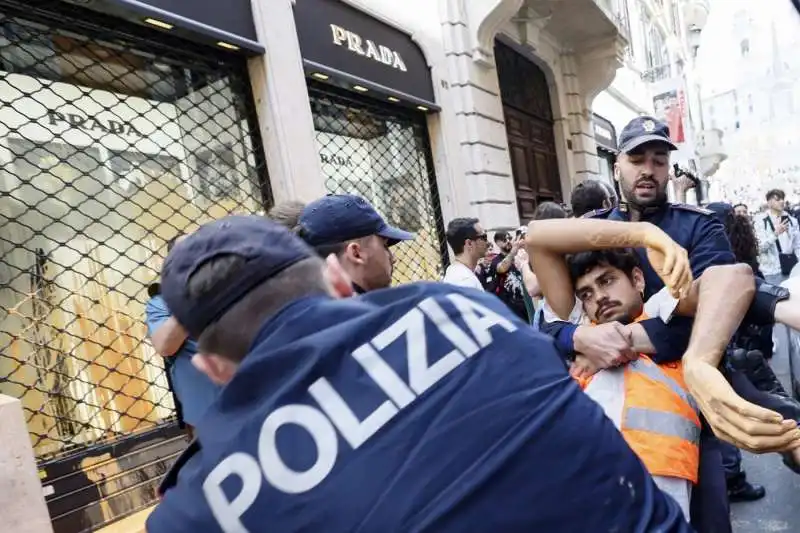 gretini imbrattano negozi in via condotti   6